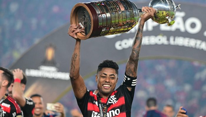 Bruno Henrique festeja sua terceira Libertadores — Foto: ERNESTO BENAVIDES / AFP