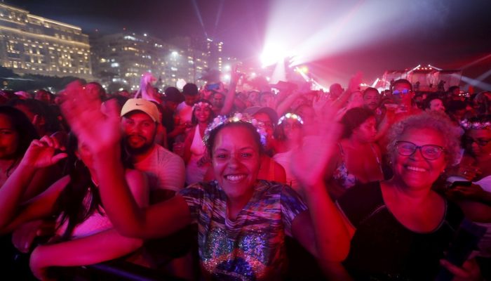 Público se diverte na praia de Copacabana durante o réveillon — Foto: Marcelo Theobald / Agê...