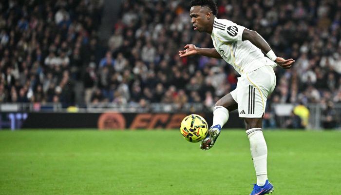 Alvo de vaias, Vini Jr em campo contra o Levante no Santiago Bernabéu — Foto: Javier Soriano /...