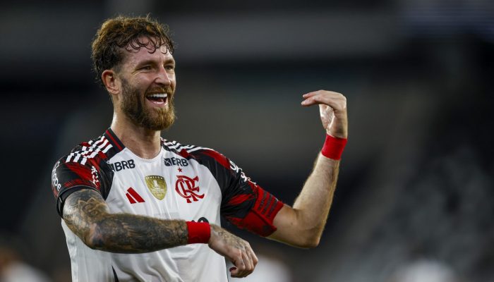 Léo Pereira comemora gol em Botafogo x Flamengo pelo Campeonato Brasileiro 2026 — Foto: Guito ...