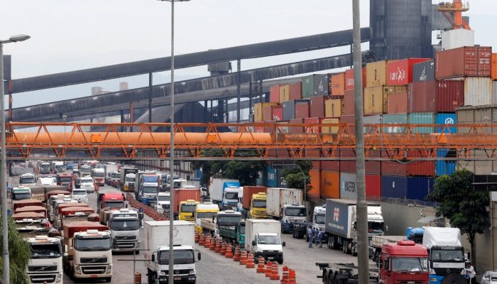 Porto de Santos (SP)  • Foto: Paulo Whitak - 25.mar.2015/ Reuters
