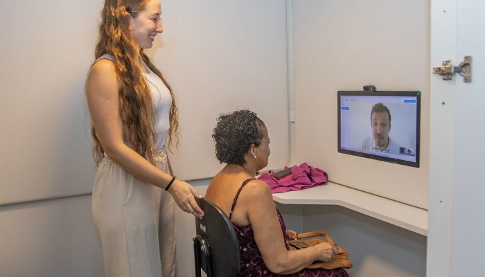 Consultas com clínico geral são realizadas por meio das cabines de telessaúde, além de salas