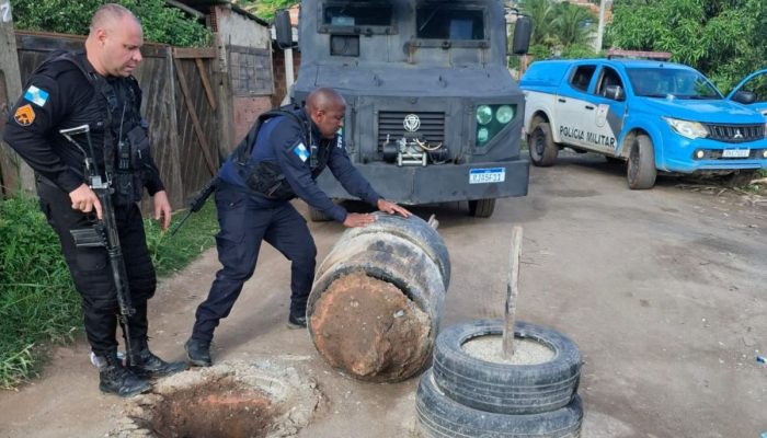 Policiais do 32º BPM atuam no Âncora e asseguram o livre acesso de moradores e viaturas na comunidade. Foto: Divulgação