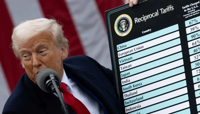 O presidente dos EUA, Donald Trump, durante anúncio das tarifas comerciais na Casa Branca - 02/04/2025 (Foto: REUTERS/Carlos Barria)