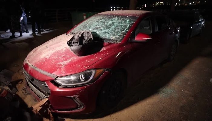 Carro danificado após ataque israelense na orla de Ramlet al-Baida, Beirute  • Reuters