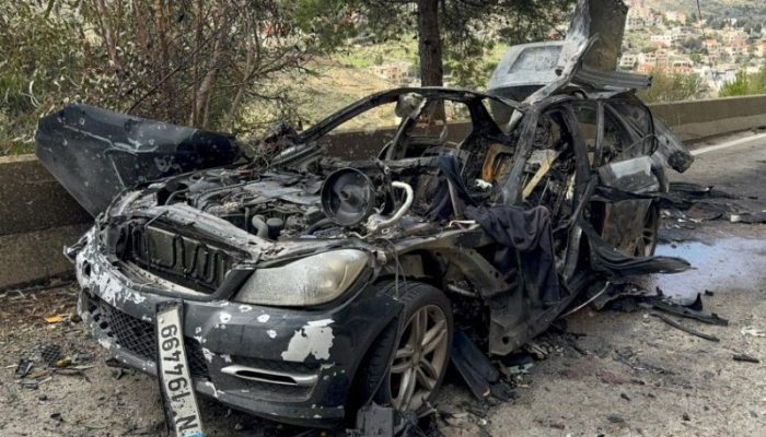 Carro destruído dos jornalistas libaneses Fatima Ftouni (repórter da Al Mayadeen), Mohammed Fto...
