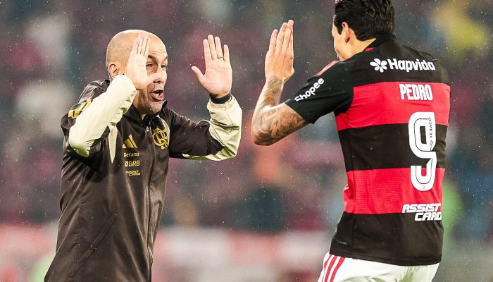 Leonardo Jardim comemora gol de Pedro em Flamengo x Cruzeiro pelo Campeonato Brasileiro 2026 — ...