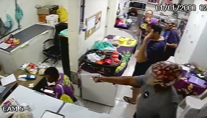 A ação criminosa aconteceu no exato instante em que a equipe encerrava o expediente.