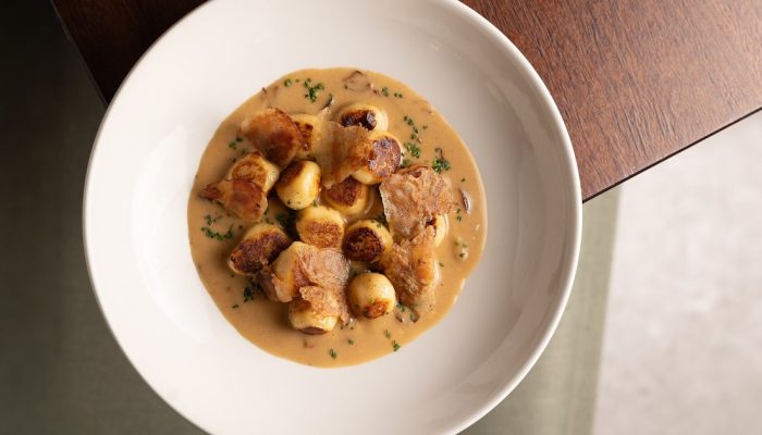 Nhoque de batata dourado alla gricia. Foto: Juliana Primon/Divulgação