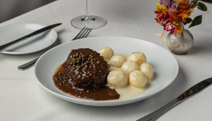 Steak au Poivre, do La Cassarole. Foto: Tales Hidequi/Divulgação
