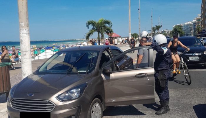 Motorista é preso pela Guarda Civil Municipal de Cabo Frio por dirigir embriagado na Praia do Fo...