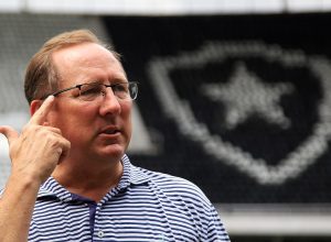 99521214-john-textor-luis-castro-do-botafogo-no-estadio-nilton-santos-29-de-marco-de-2022-rio-de