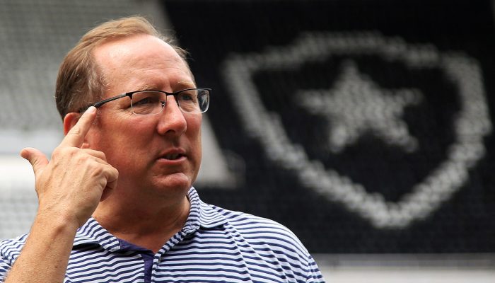 99521214-john-textor-luis-castro-do-botafogo-no-estadio-nilton-santos-29-de-marco-de-2022-rio-de