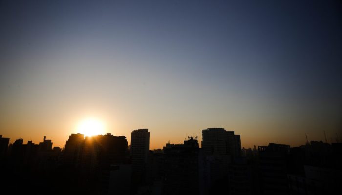 Com sol e poucas nuvens, o dia será marcado por calor e baixa umidade do ar, especialmente no in...