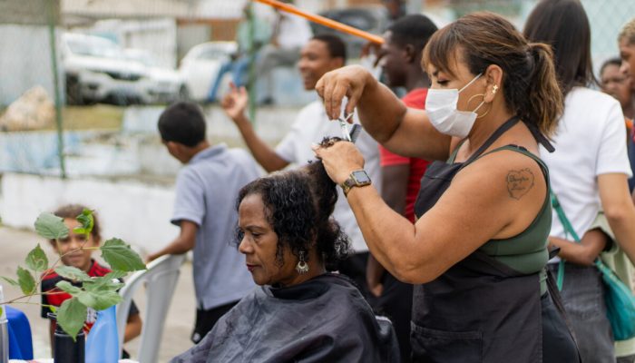 Acao-social-e-corte-de-cabelo