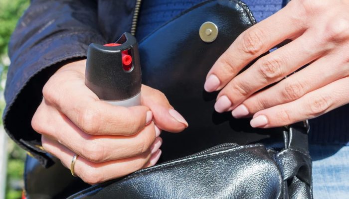 Arma-de-choque-e-spray-de-pimenta