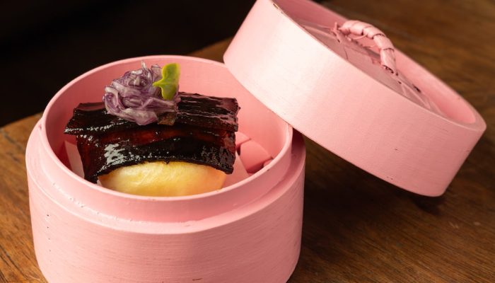 Bao de porco com tucupi preto traz referências asiáticas à cozinha de Jefferson Rueda. Foto: L...