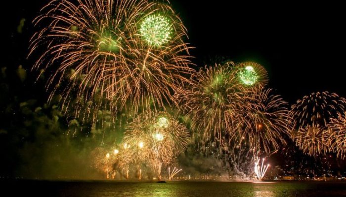 A primeira cidade a festejar oficialmente foi Kiritimati, em Kiribati, que está localizada 14 horas à frente do horário universal (Utc).