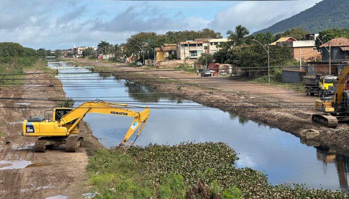 Equipes fazem limpeza e desassoreamento de rios e canais para prevenir alagamentos Foto Divulgacao