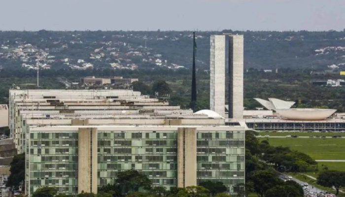 Esplanada-dos-Ministerios-de-Brasilia-compressed