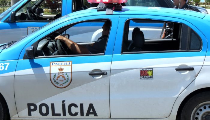 Dois homens foram presos nesta segunda-feira (23) no condomínio Alphaville, em Rio das Ostras, por mandados de prisão em aberto.