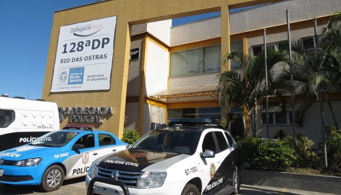 Uma cliente que saía de um restaurante foi atingida por um golpe desferido por um homem em situação de rua, ainda não identificado.