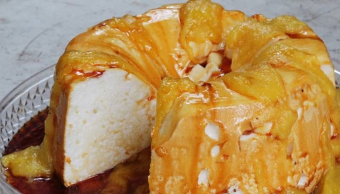 Adicione a baba de moça - feita com açúcar, gemas de ovo, leite de coco e manteiga - ao pudim ...