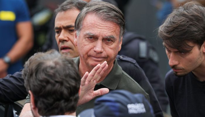 Bolsonaro deve passar por cirurgia no domingo (21) ou na segunda-feira (22)