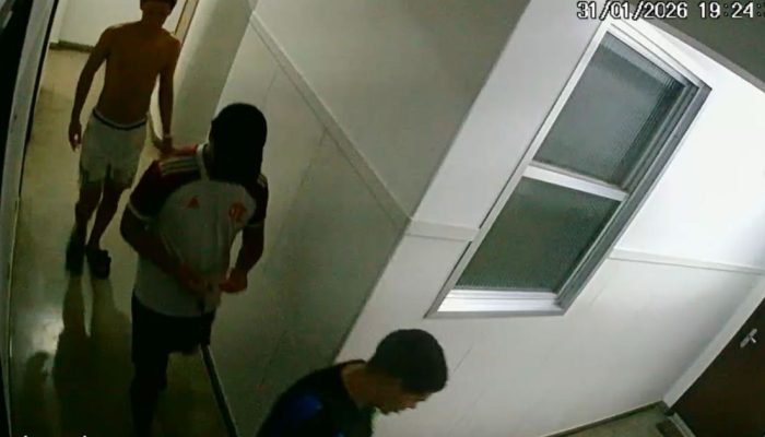 Câmeras de segurança do prédio registraram o momento da chegada e saída dos jovens ao prédio...