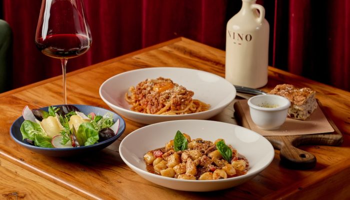 Menu com pratos de massa com carne, foccacia ao lado e saladinha. Foto: BRUZZI