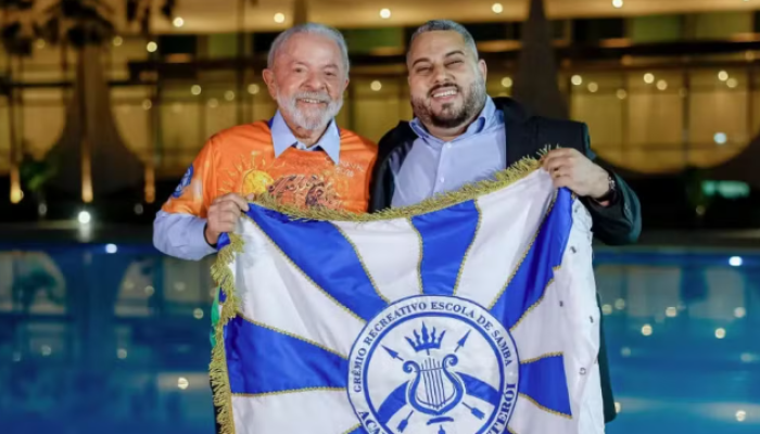 Lula e presidente da Acadêmicos de Niterói no Alvorada — Foto: Ricardo Stuckert/PR