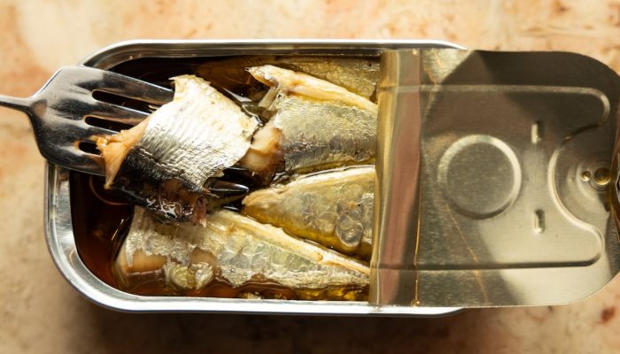 As sardinhas em óleo comestível foram provadas às cegas pelo time de especialistas. Foto: Leo ...