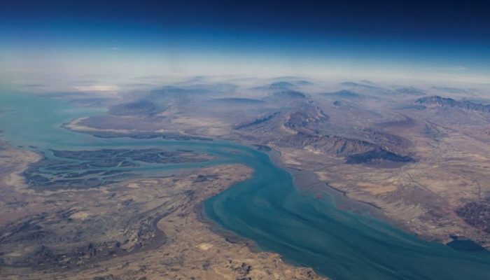 Vista aérea da ilha de Qeshm, separada do continente iraniano pelo Estreito de Clarence, no Estr...