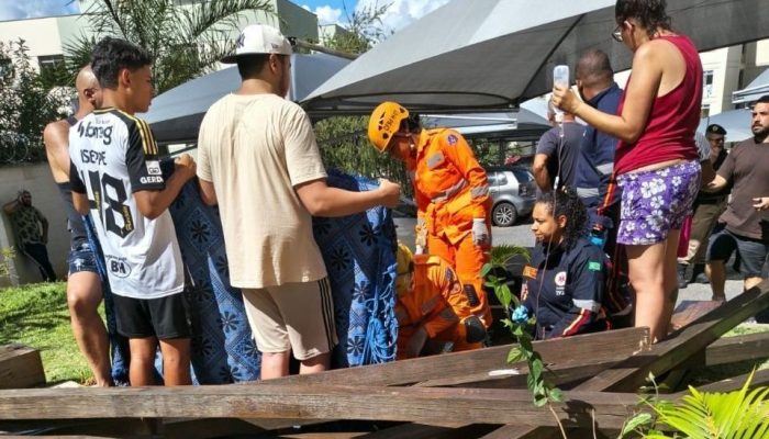 O Corpo de Bombeiros informou ainda que a estrutura se rompeu na base  • CORPO DE BOMBEIROS