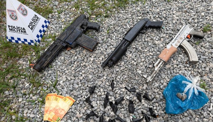 Criminosos utilizavam réplicas de armas de guerra para intimidar moradores e rivais; acusado já possuía histórico por furto e associação criminosa