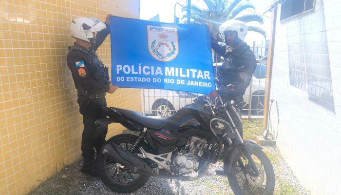 Suspeito tentou fugir da guarnição, mas perdeu o controle do veículo; moto havia sido roubada recentemente no RJ
