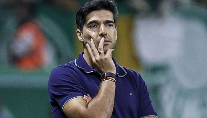 Abel Ferreira, técnico do Palmeiras, à frente e Luis Zubeldía, comandante do Fluminense, ao fu...