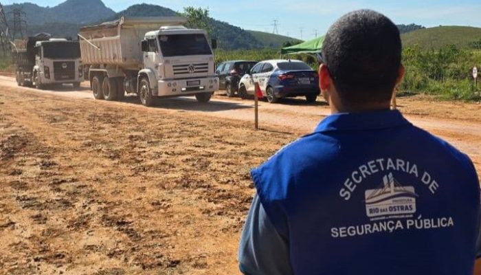 acao-de-fiscalizacao-vistoria-suposto-crime-ambiental-em-cantagalo-a-acao-foi-motivada-por-denuncias-feitas-por-moradores.-foto-divulgacao