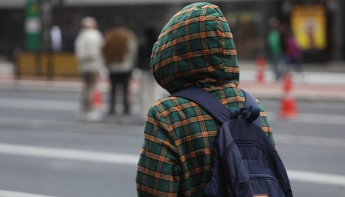"A sensação de frio será sentida ao longo dia, que termina sem previsão de chuva", acrescenta...