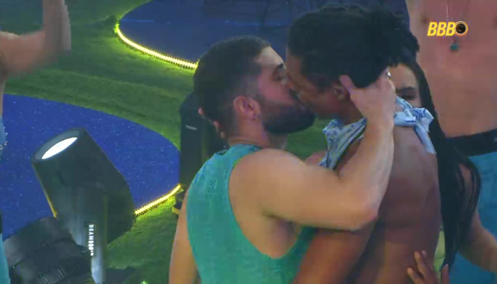 Breno e Marcelo dão primeiro beijo do 'BBB 26' — Foto: Reprodução: Globo