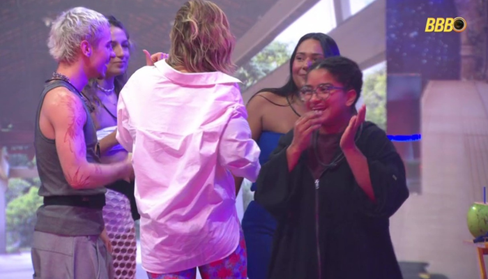 Milena volta para festa do líder após cumprir desafio do barrado no baile — Foto: Reproduçã...