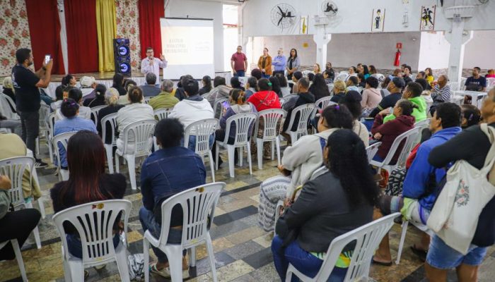 centenas-de-familias-recebem-auxilio-emergencial-em-rio-das-ostras-1-foto-akilla-ribeiro