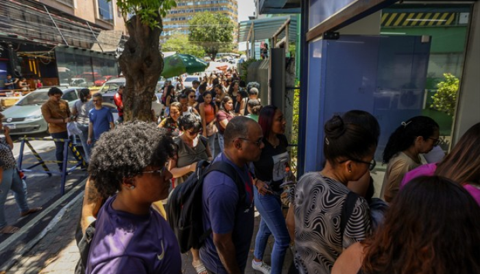 Candidatos fizeram a prova do Concurso Nacional Unificado (CNU) na Unigranrio, em Duque de Caxias...