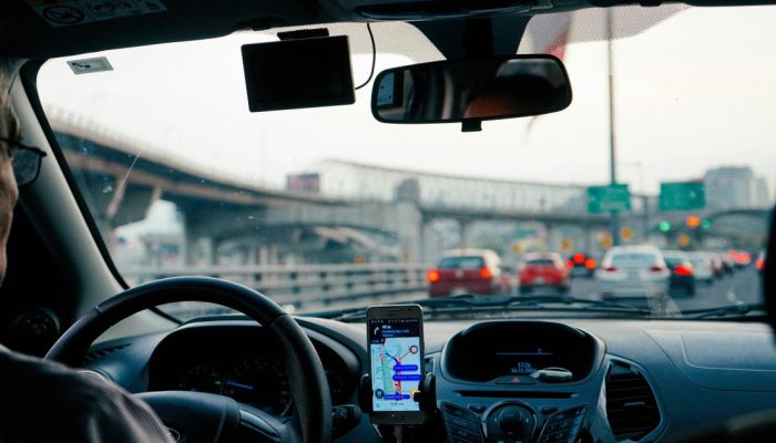 Foto ilustrativa mostra carro de aplicativo durante corrida  • Dan Gold/Unsplash