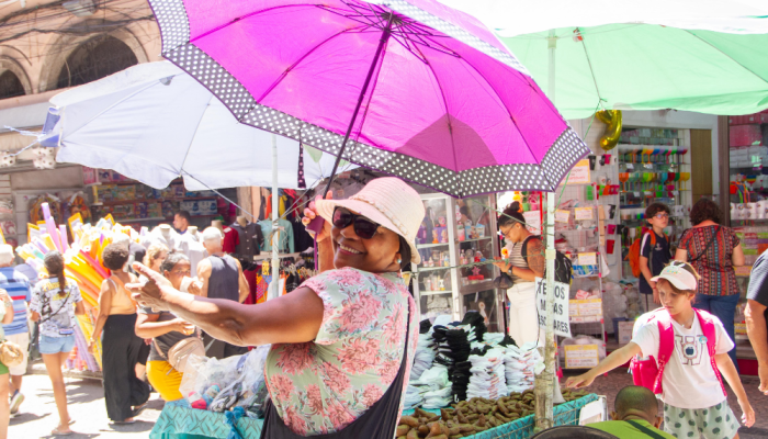 Movimentação de pessoas na Uruguaiana, no centro do Rio de Janeiro na manhã de segunda-feira (12)