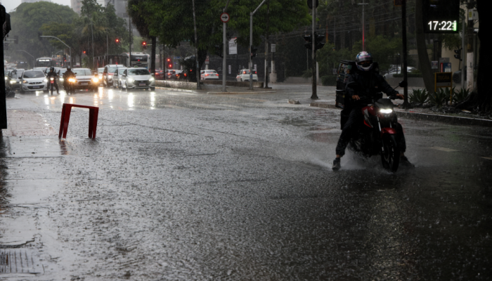 Ao longo do dia, o tempo segue abafado, com sol entre muitas nuvens
