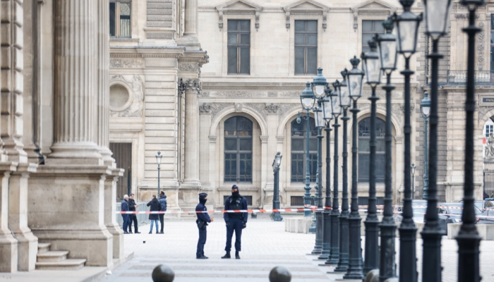 Policiais fecham a Place du Carrousel, ao lado do Museu do Louvre, após assalto ocorrido na manh...