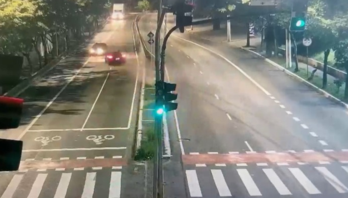 Vídeo mostra batida de Porsche na contramão na zona leste de SP