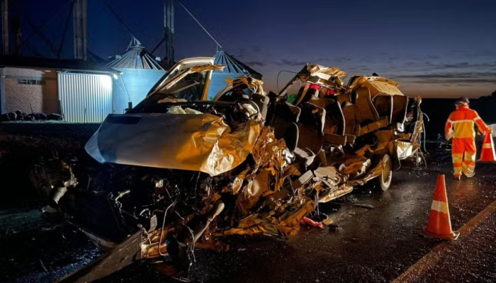 Colisão entre micro-ônibus e caminhão deixa cinco mortos na BR-386