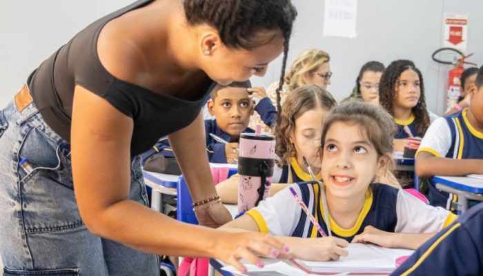 educacao-convoca-candidatos-do-processo-seletivo-simplificado-para-entrega-de-documentos-escola-monica-andrade-alunos-uniforme-foto-akilla-ribeiro-104